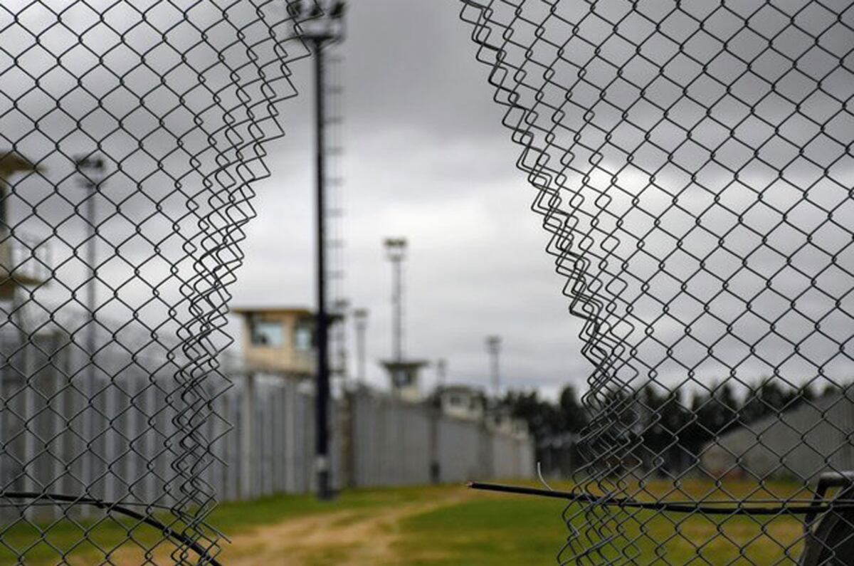 Los presos cortaron el alambrado para fugarse de la cárcel de Piñero. (Gentileza Clarín/Juan José García)