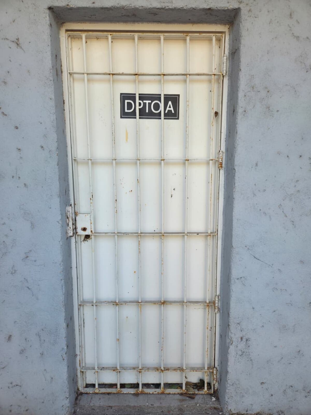 La "Casita del After" en Córdoba. Pintada color celeste, con dos puertas blancas con rejas, que señalan “Dpto A” y “Dpto B”. (La Voz)