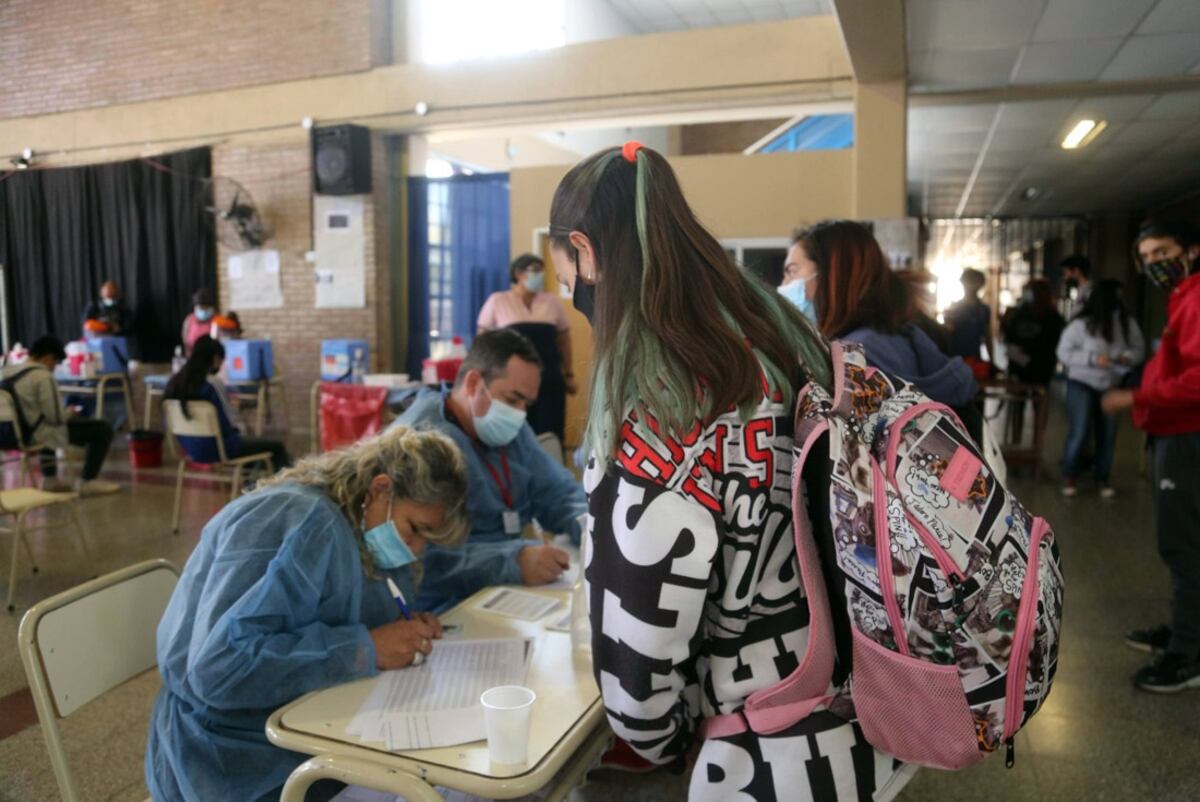 Vacunación en colegios secundarios. (La Voz)
