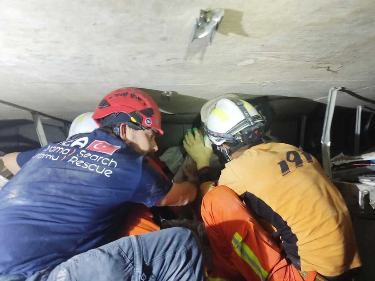 Milagroso rescate en Myanmar de un trabajador de un hotel que estuvo 5 días sepultado por escombros.