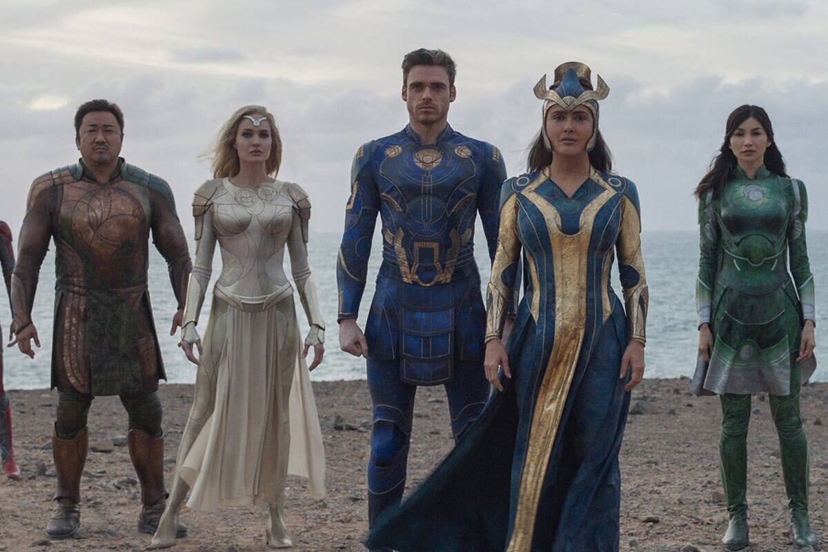Salma Hayek (4ta de izquierda a derecha) como Ajak en Eternals, junto a Don Lee (Gilgamesh), Angelina Jolie (Thena), Richard Madden (Ikaris) y Gemma Chan
(Sersi)