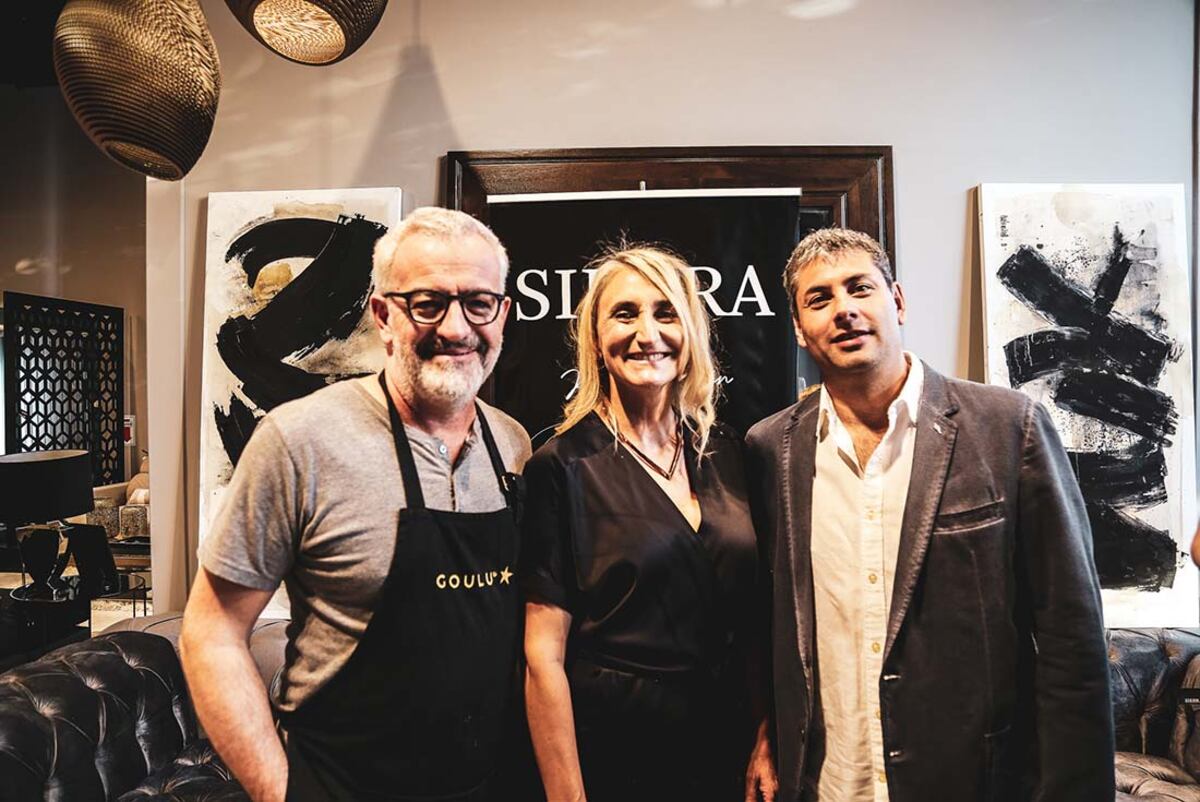 Kitty Guzmán (diseñadora de interiores y propietaria de Sierra Muebles), con Diego Las Heras (La Voz del Interior) a su izquierda y Gabriel Reusa (chef y propietario de Goulu) a su derecha.