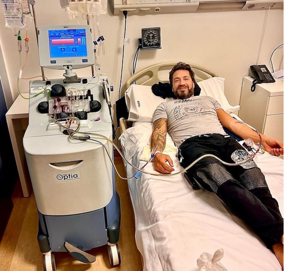 Gustavo Conti en el hospital realizando un transpante de médula ósea para su hermano.