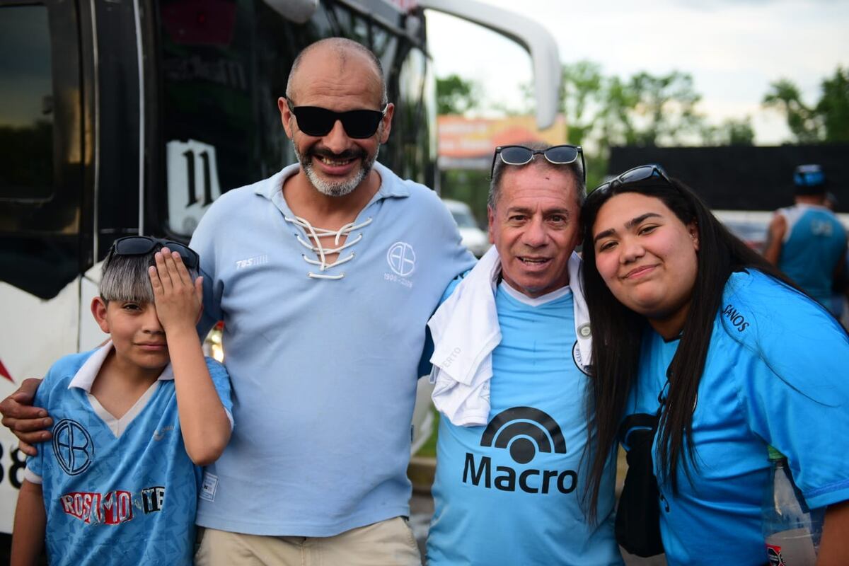 Belgrano: Los hinchas en la previa del partido frente a Argentinos Juniors por una de las semifinales de la Copa Argentina, en Rosario. (José Hernández / La Voz)