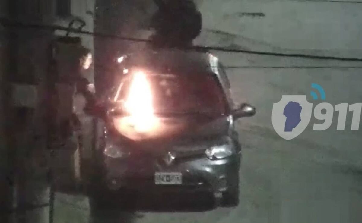 Una molotov fue lanzada contra el auto de un policía frente a una comisaría. (Imagen de video)