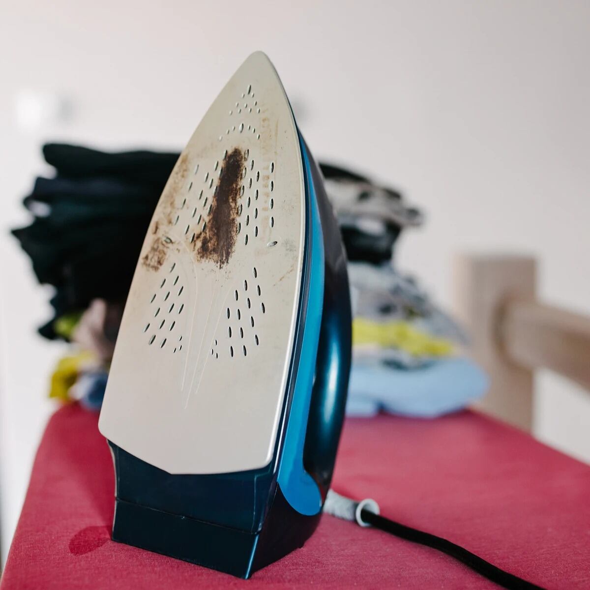 Cómo limpiar las manchas negras de la plancha en pocos minutos: el truco simple que no lleva detergente ni bicarbonato