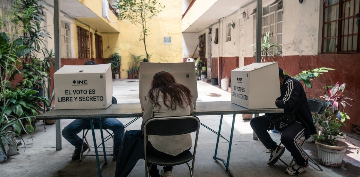 Personas votan en la elección de jueces. Foto: Bloomberg