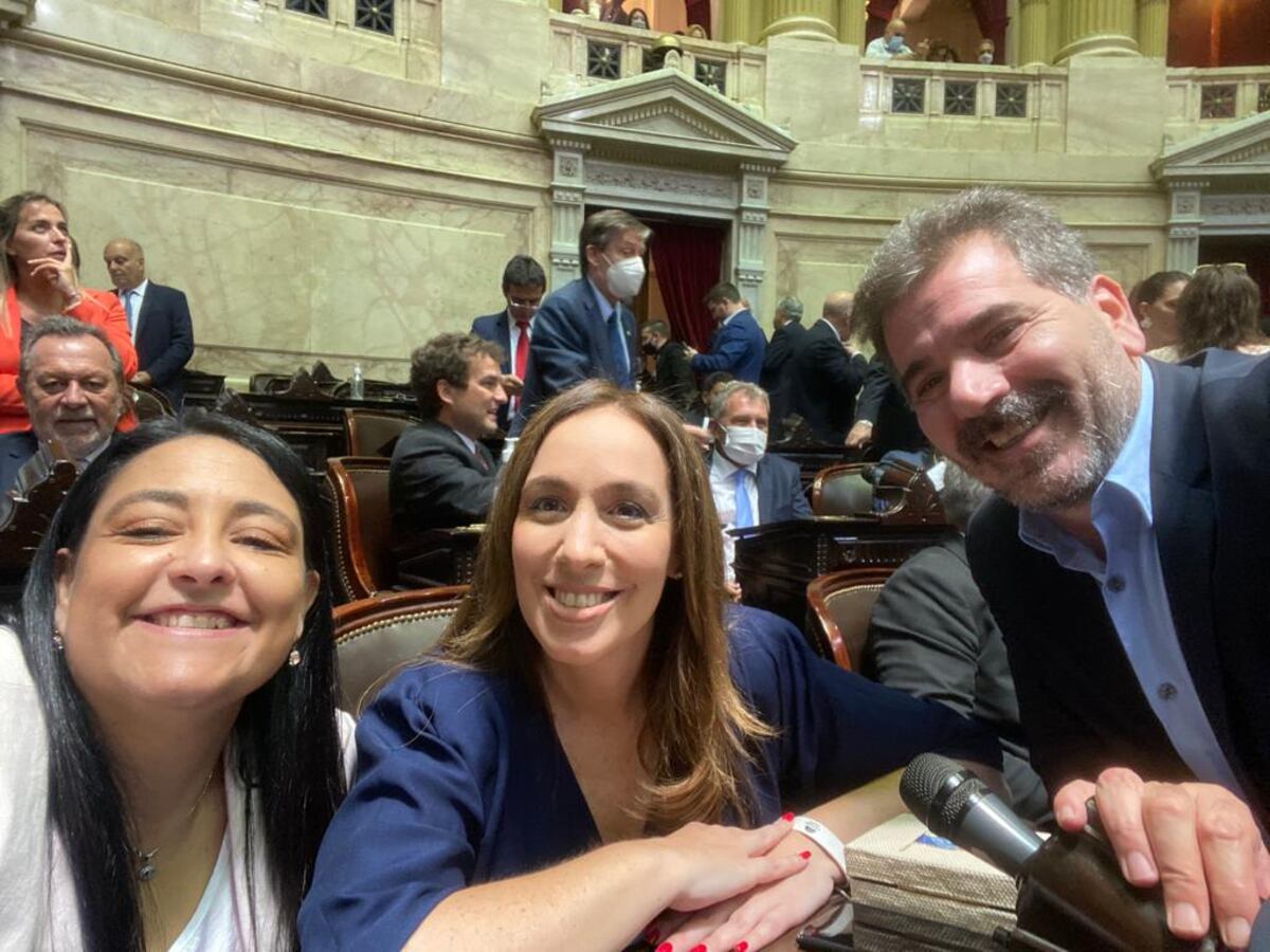 En la sesión preparatoria, Soher El Sukaria junto a María Eugenia Vidal y Cristina Ritondo.