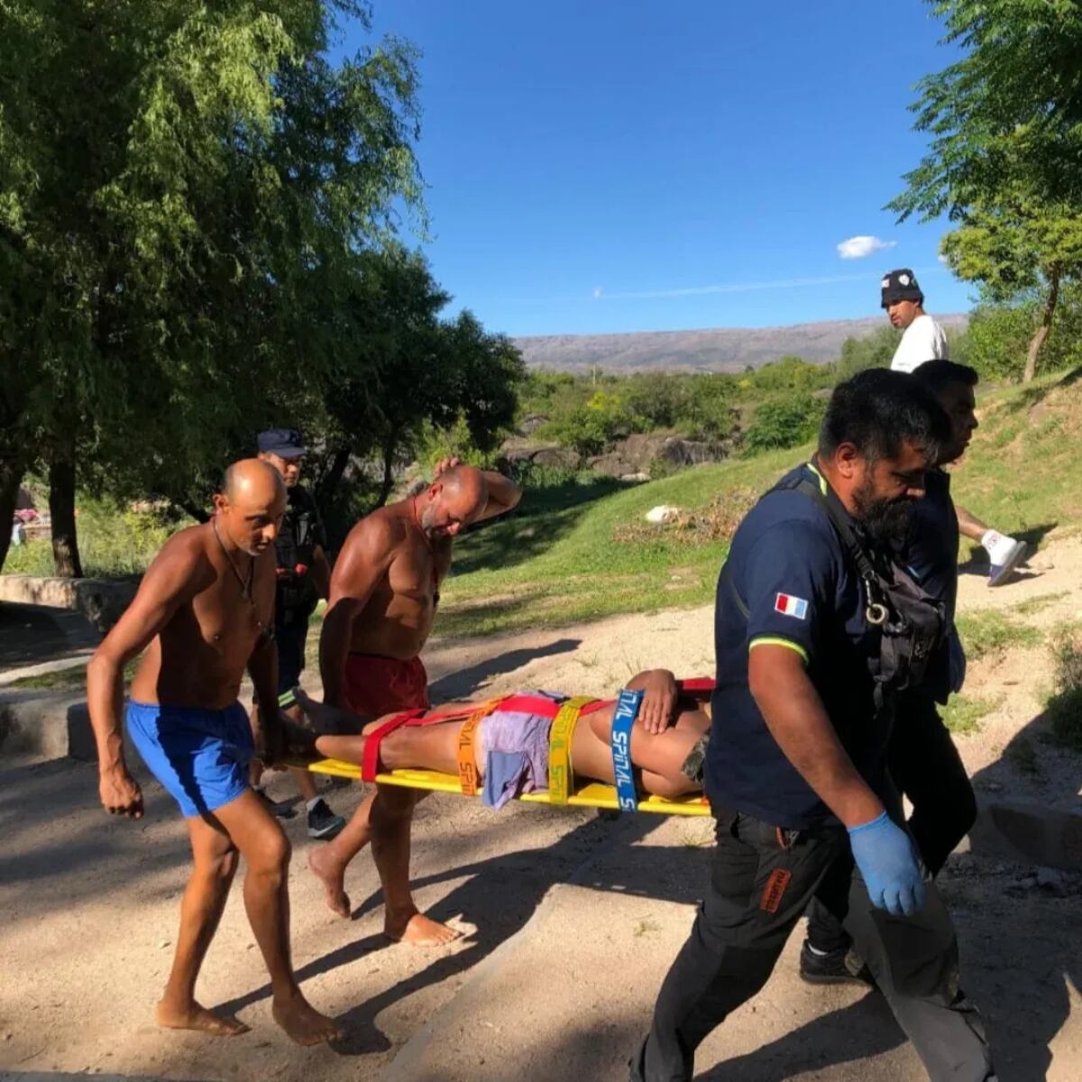 Este verano los guardavidas tuvieron que asistir a diferentes personas por golpes en el río. (Traslasierra Noticias)