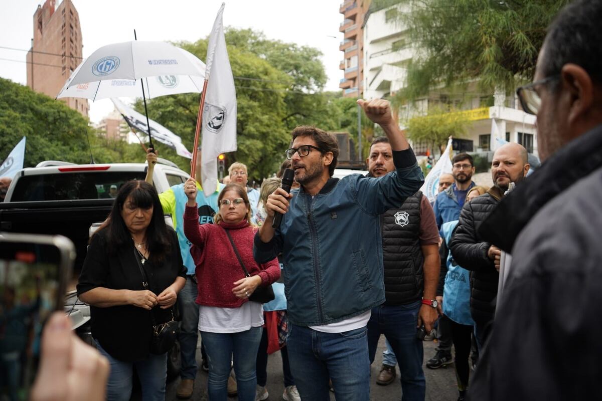 Reclamo. El gremio de los judiciales fue uno de los que reclamó este jueves frente a la Apross. Fuerte discurso del titular del gremio, Federico Cortelletti.