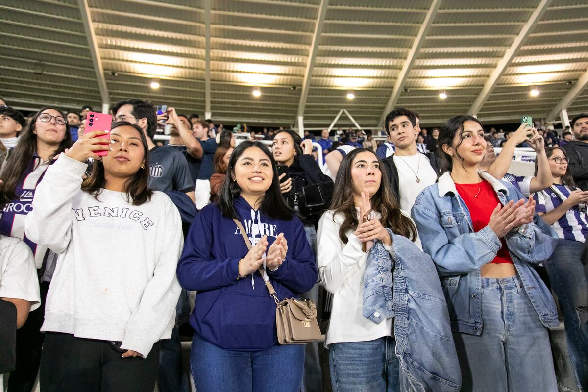Durante 2025, mediante los programas Digital Nomads Córdoba y Study Córdoba, se organizaron actividades para que estudiantes de intercambio y nómadas digitales vivieran la pasión local recorriendo los tres clubes más representativos de la ciudad: Talleres, Belgrano e Instituto. (Gentileza Córdoba Acelera)