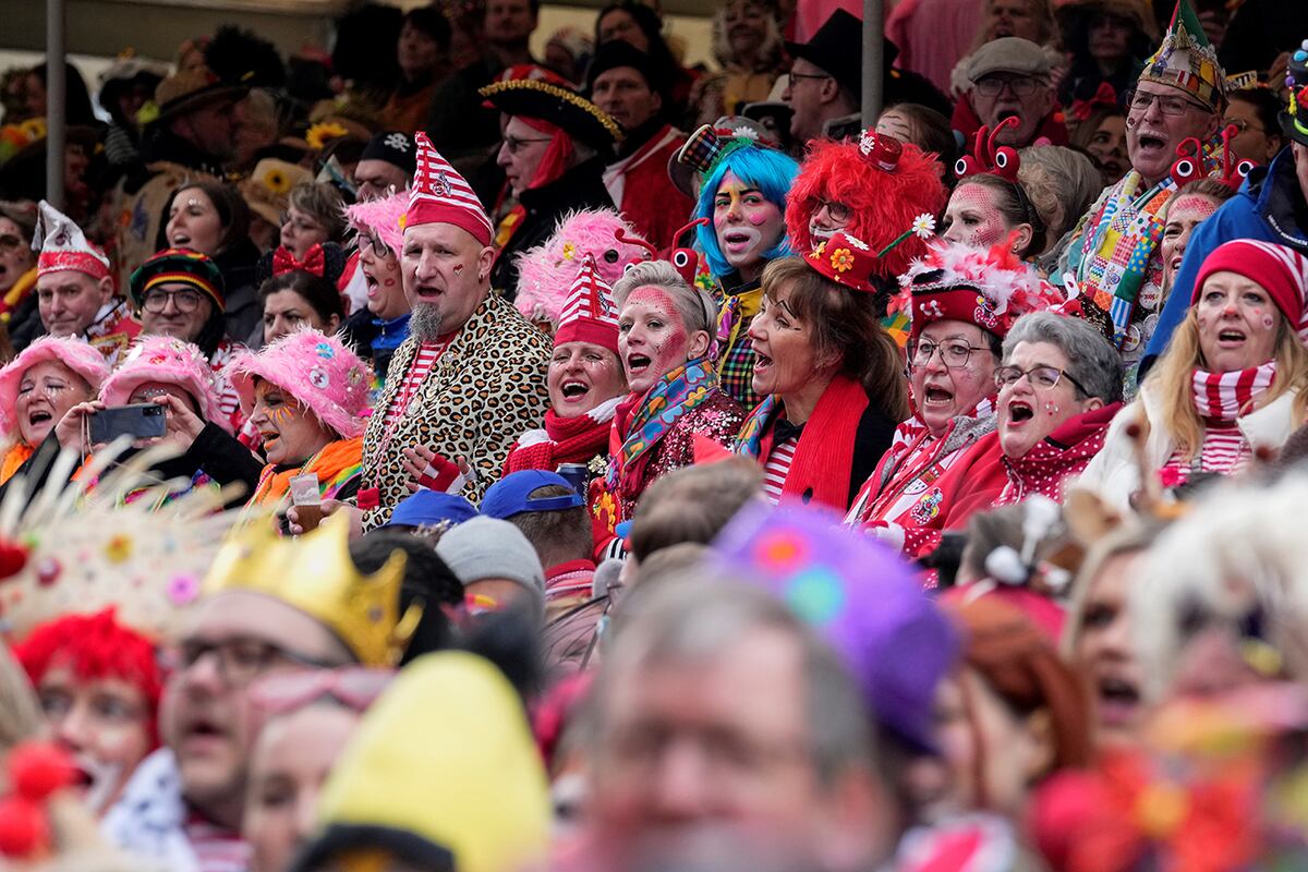 El corazón del evento comienza en Weiberfastnacht, el jueves antes del Miércoles de Ceniza, en la madrugada. (AP)