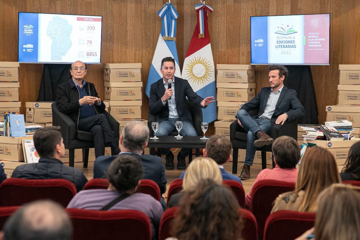El vicegobernador Manuel Calvo presidió el acto de entrega de libros a las primeras 80 bibliotecas populares de la provincia.