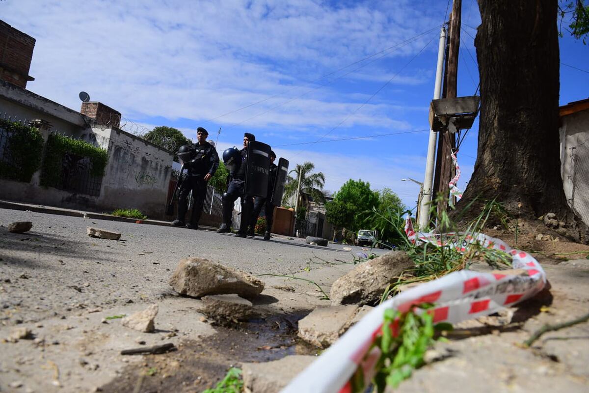 Robo, muerte y tensión. En barrio Residencial Oeste, en la ciudad de Córdoba, un policía resistió un asalto callejero y mató a un supuesto ladrón. (José Gabriel Hernández / La Voz).