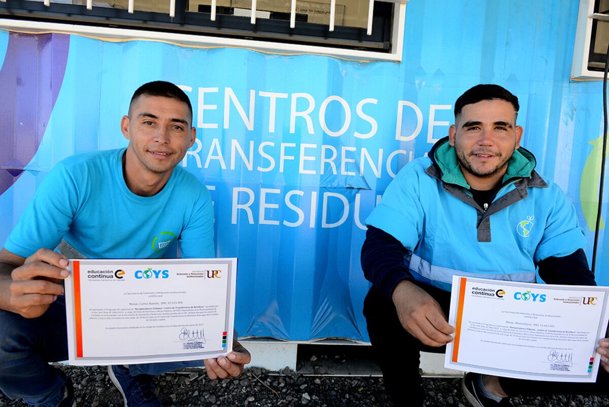 Maximiliano y Carlos Monje, con el diploma en la mano. (José Gabriel Hernández / La Voz)