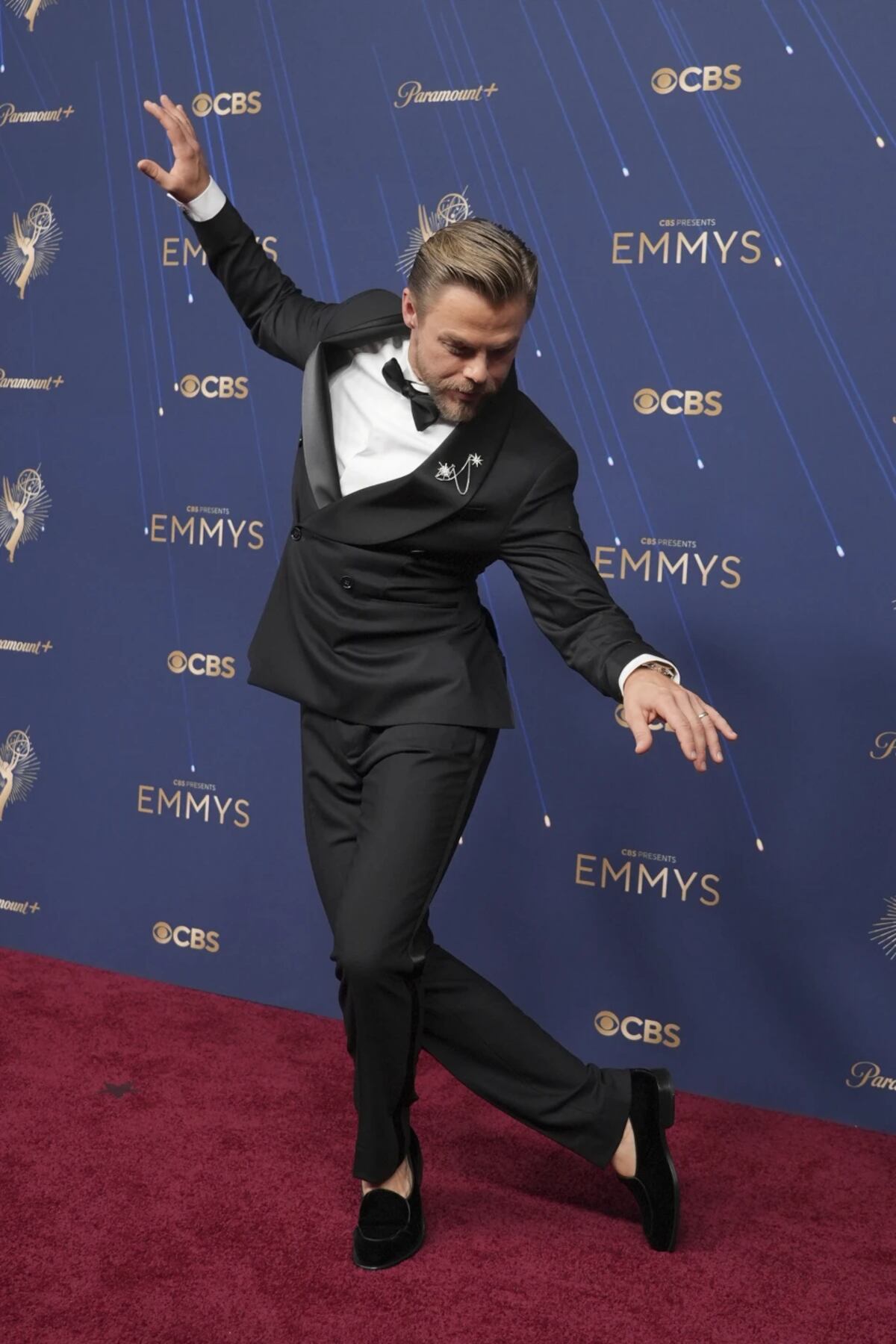 Derek Hough resistió la tentación y tiró unos pasos en la alfombra roja de los Emmy 2025. (AP)