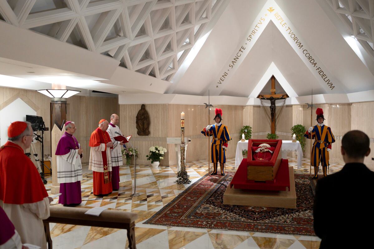 Difunden las primeras imágenes del papa Francisco en su velatorio en el Vaticano. (AP)