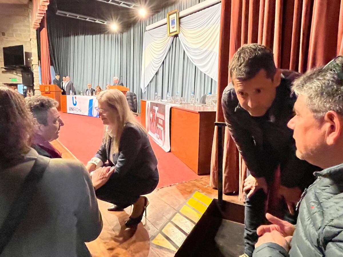 UNRC. Nazario y Parodi, con sus asesores de campaña en una pausa del debate (Tomy Fragueiro/La Voz).