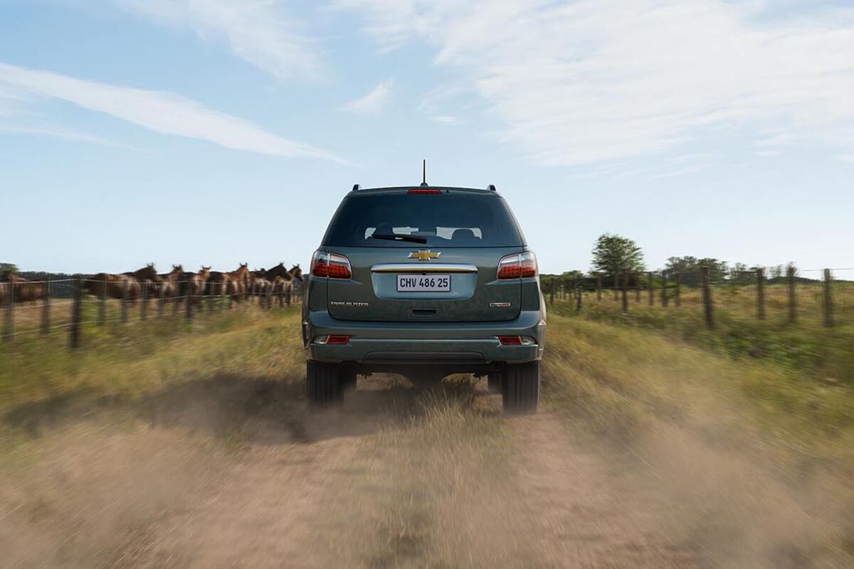 Tiene tres filas de asientos para siete pasajeros, al igual que la Toyota SW4.