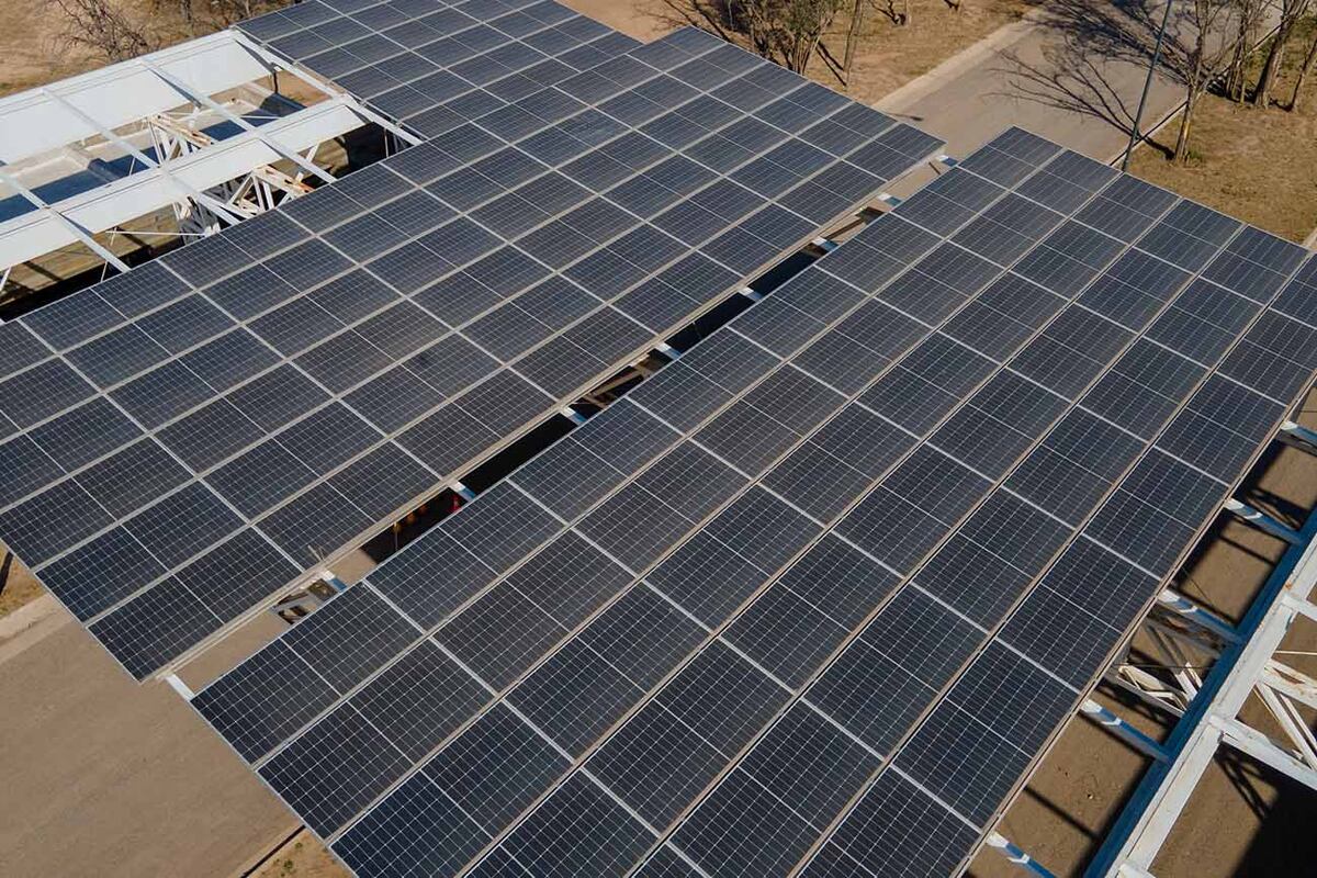 El techo del pórtico de ingreso está cubierto por paneles solares, que se encargarán de alimentar a todo el alumbrado público led.