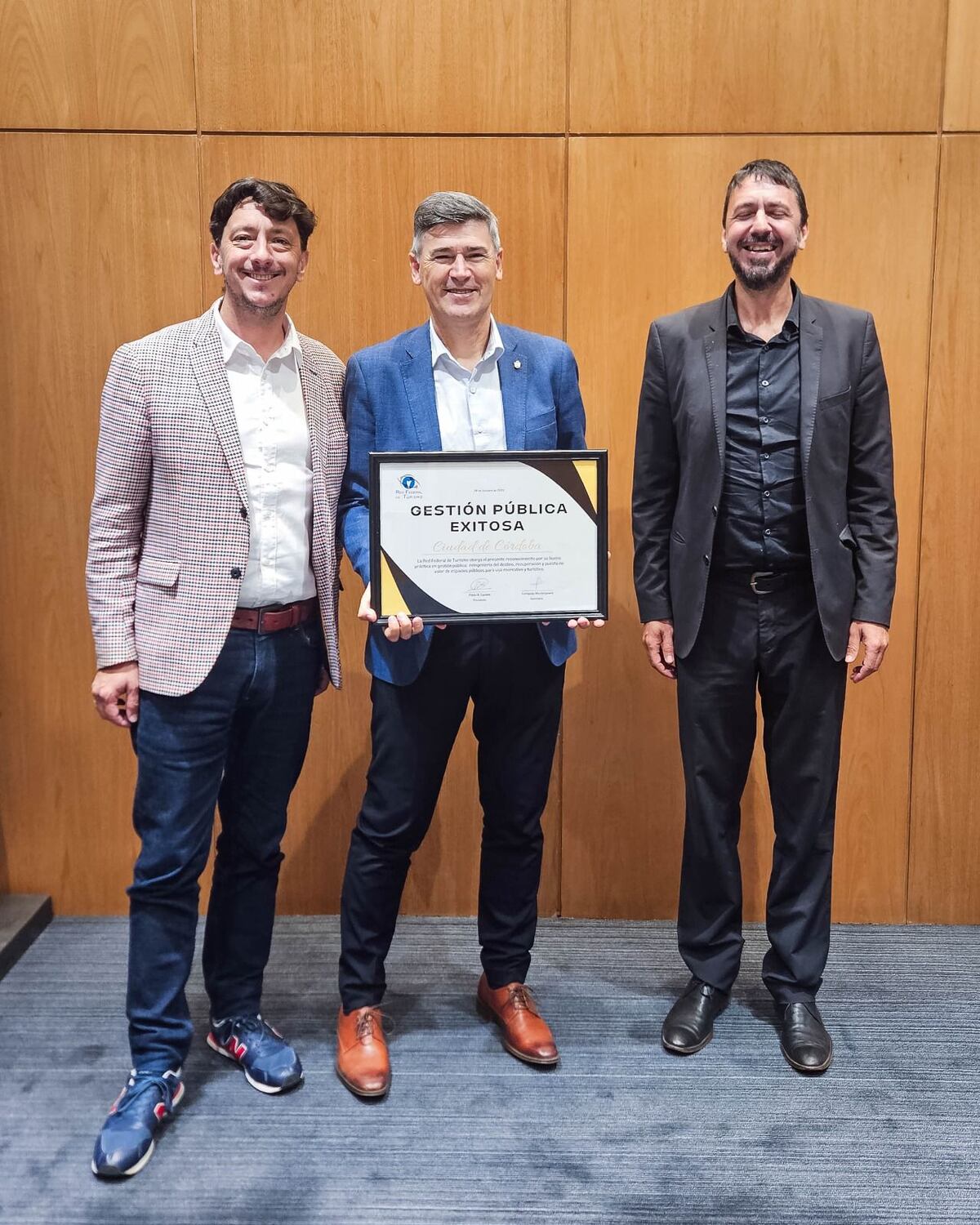 Entrega de reconocimiento a Daniel Passerini.
