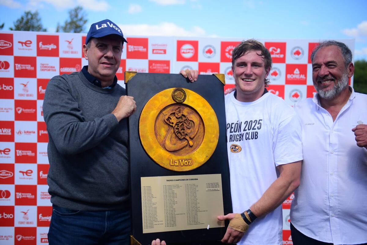 Juan Tillard entregó la Copa La Voz al campeón del Top 10 A del rugby cordobés. (José Gabriel Hernández / La Voz).
