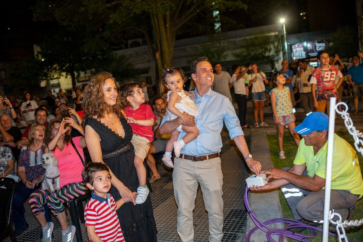 Río Cuarto. Llamosas encendió el árbol de Navidad e inauguró el reloj en el Palacio de Mójica (Gentileza).