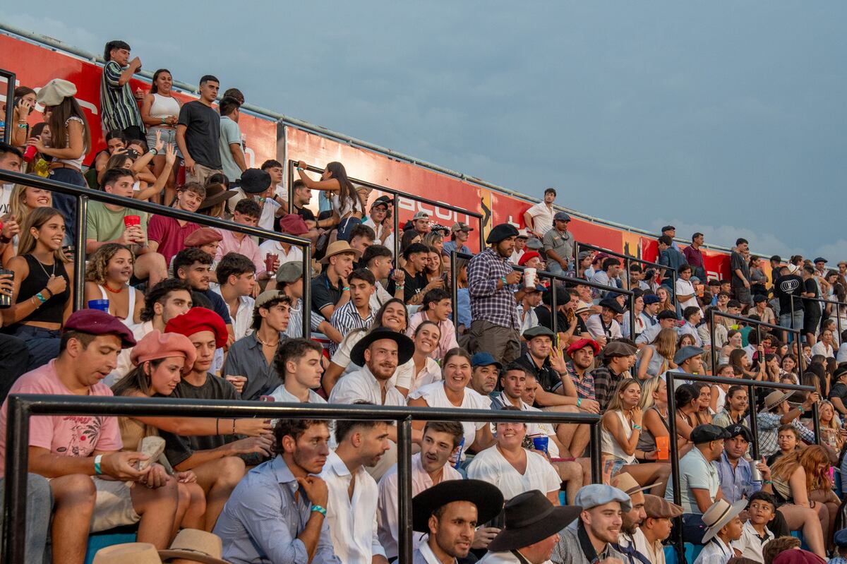 El publico en las gradas del festival de Jesús María. Pero el movimiento excede por mucho lo que pasa dentro del predio (La Voz)