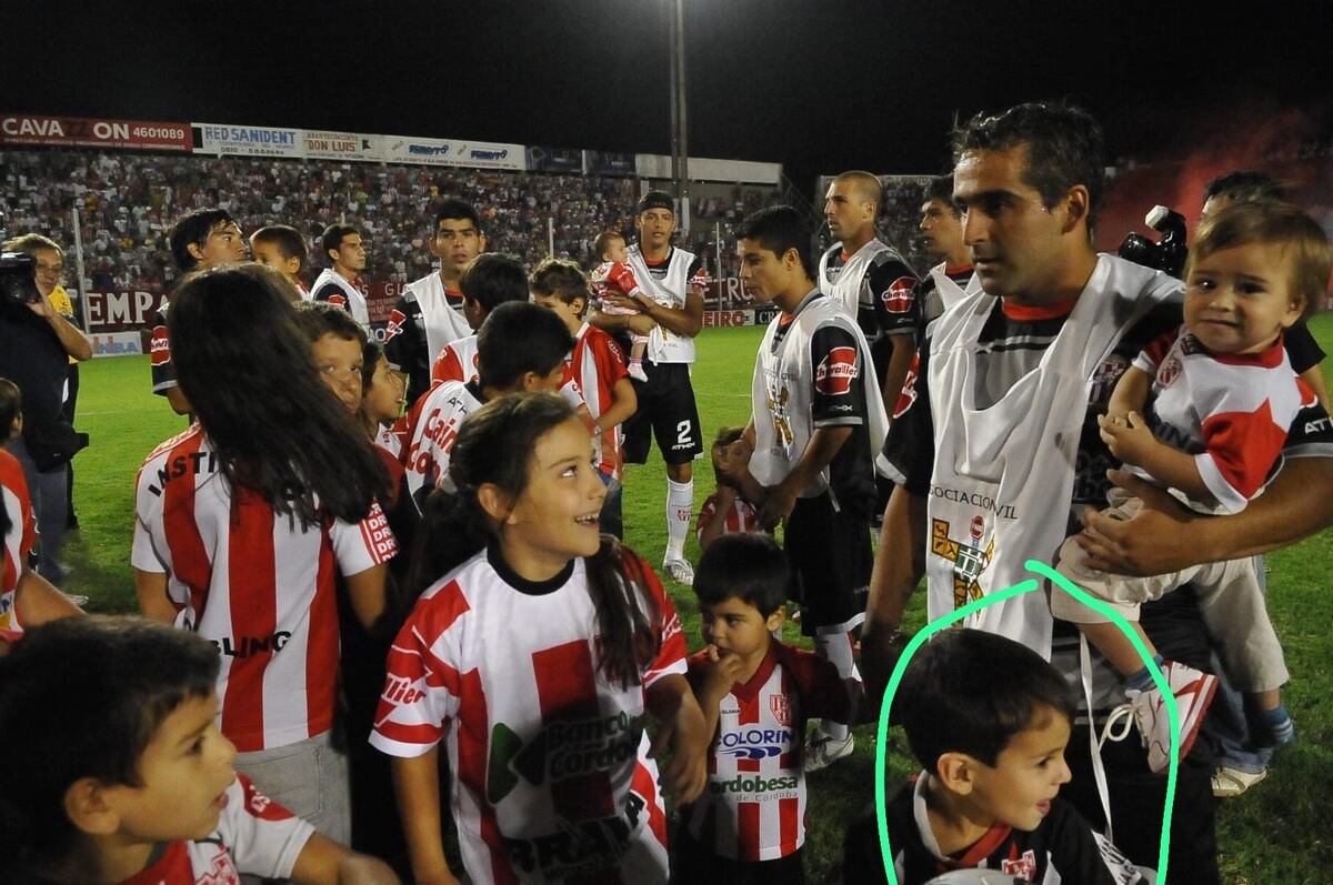 Ezequiel Lázaro durante un partido de Instituto en marzo de 2009. Abajo suyo, el pequeño Jeremías (Foto: Archivo / La Voz).