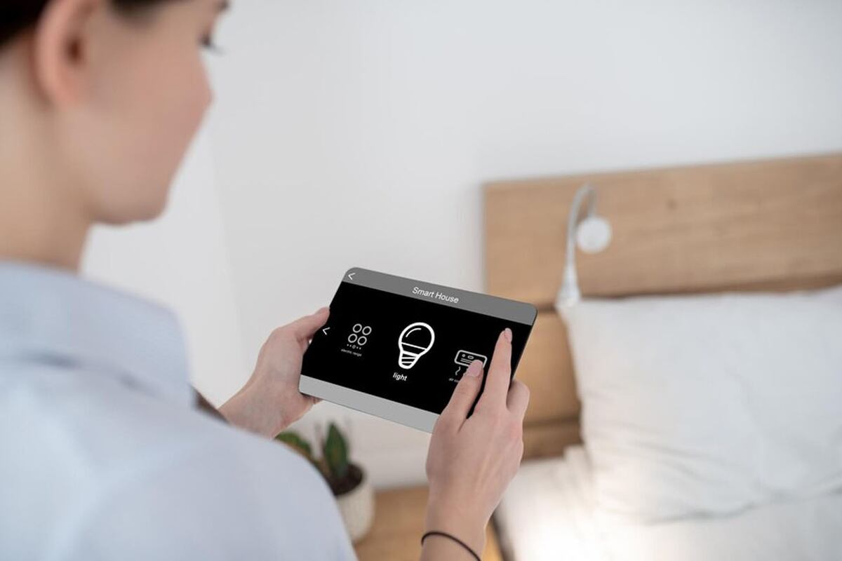 Las lámparas inteligentes pueden conectarse a una aplicación en el celular o a los sistemas de SmartHome. (Freepik)