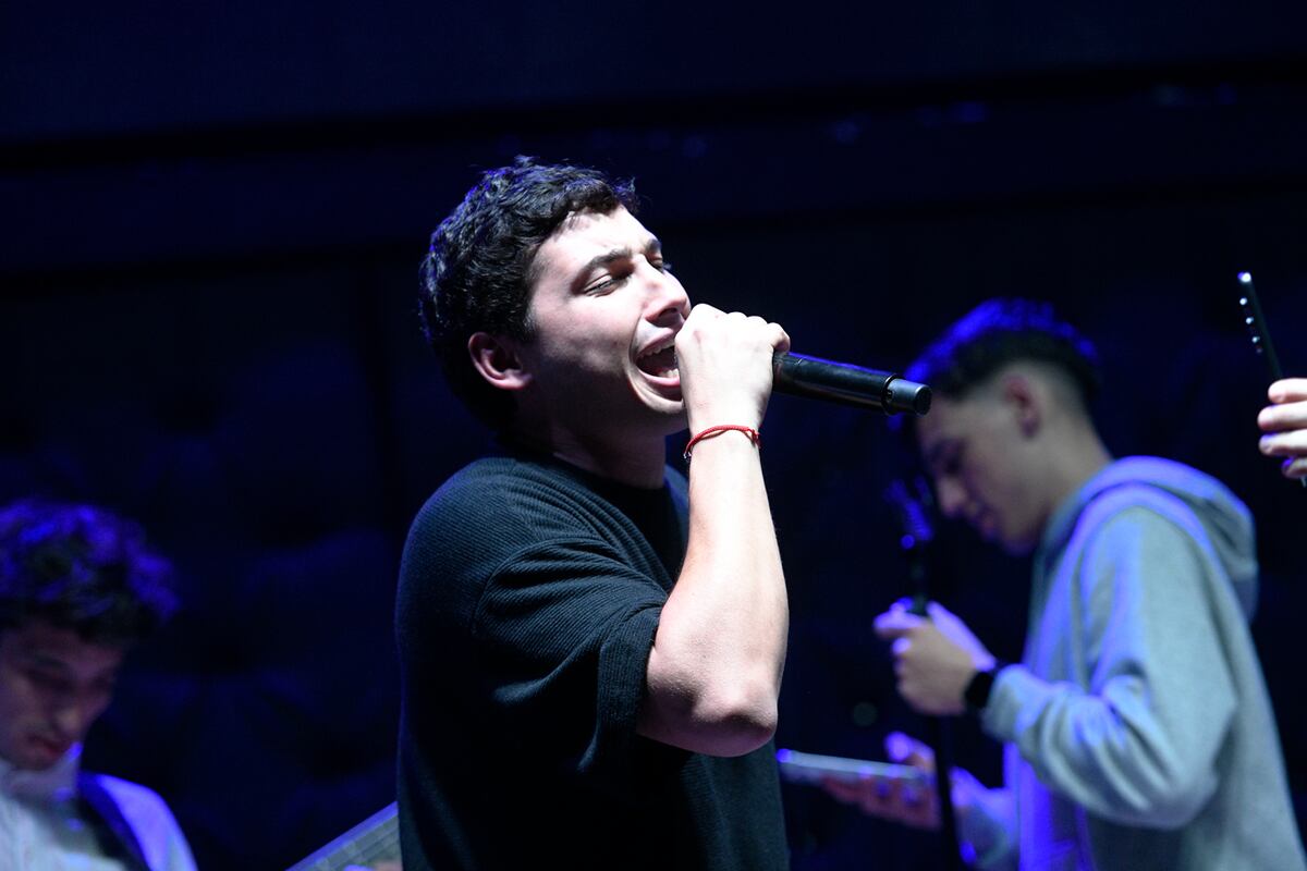 Fede, cantante nato. De fondo, Fran, el que se mete con el teclado, la guitarra y hasta la trompeta. (Javier Ferreryra / La Voz)