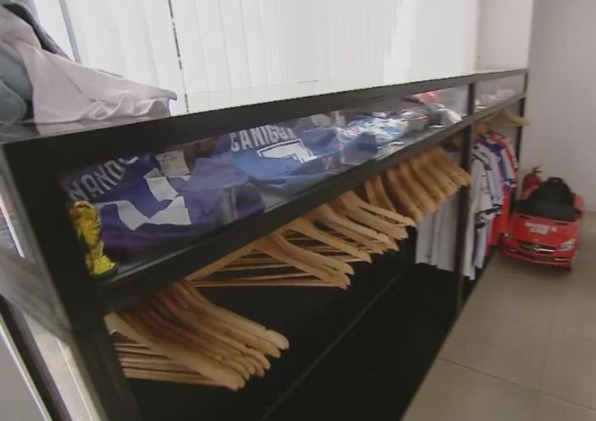 Robo millonario en una concesionaria: se llevaron dólares y camisetas, pero dejaron la firmada por Messi.