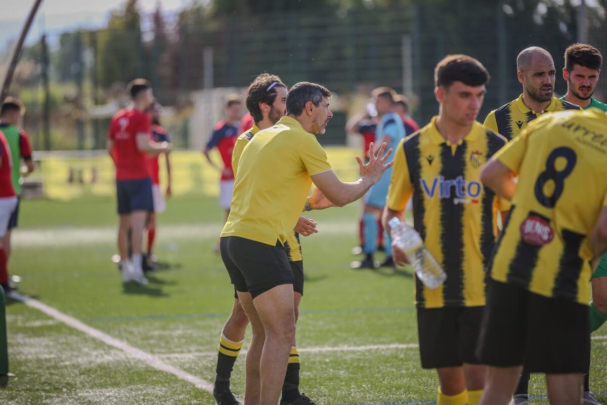 Nicolás Scandaliaris es entrenador del Club Deportivo Peña Azagresa, de Azagra, en España. (Gentileza).