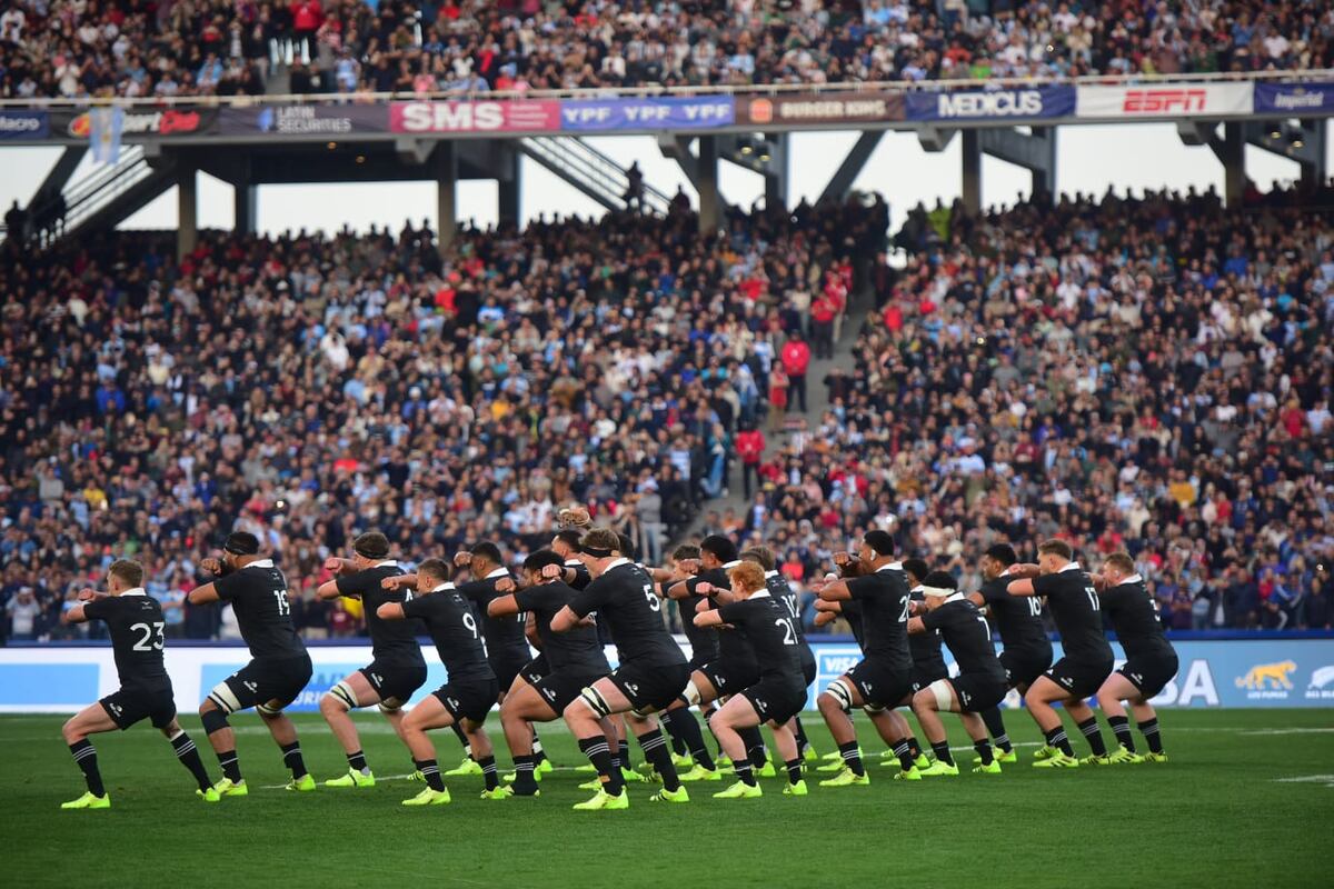 El momento del tradicional haka de All Blacks antes de enfrentar a Los Pumas en el estadio Mario Alberto Kempes. (Nicolás Bravo / La Voz)