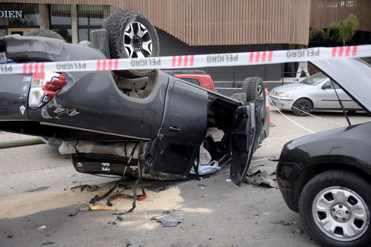 Impactante accidente en la puerta de Corteza Mall, al lado del country La Rufina, Córdoba. (José Gabriel Hernández / La Voz)