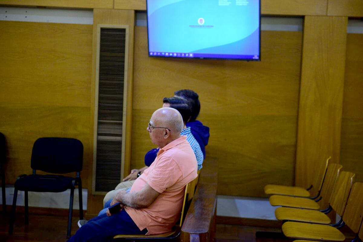Termina el juicio a cuatro municipales juzgados por la muerte de un chico electrocutado en una plaza. (José Gabriel Hernández / La Voz)