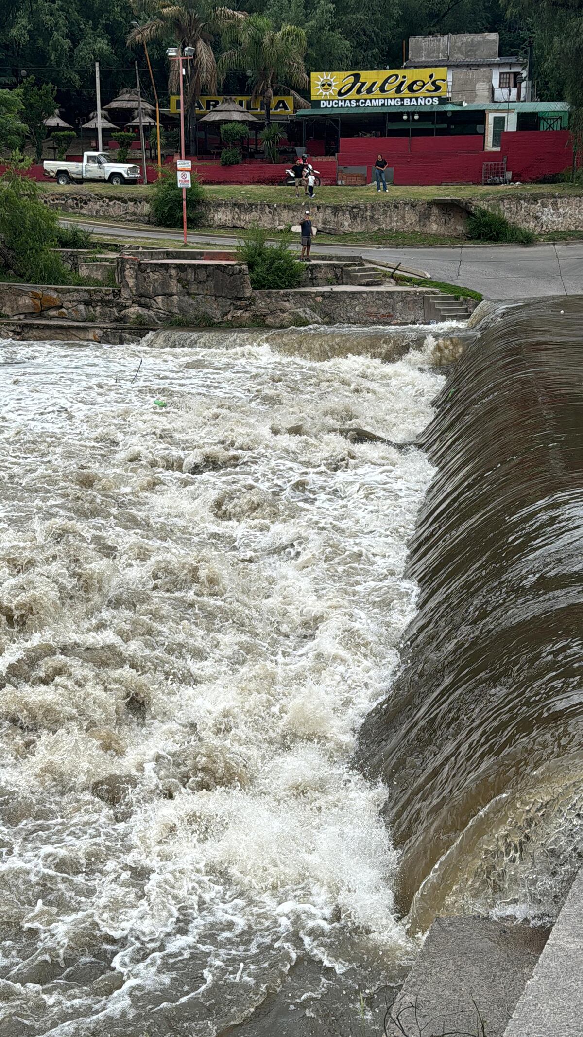 Crecida de 3 metros del río en Playas de Oro, Villa Carlos Paz, Córdoba. (La Voz)
