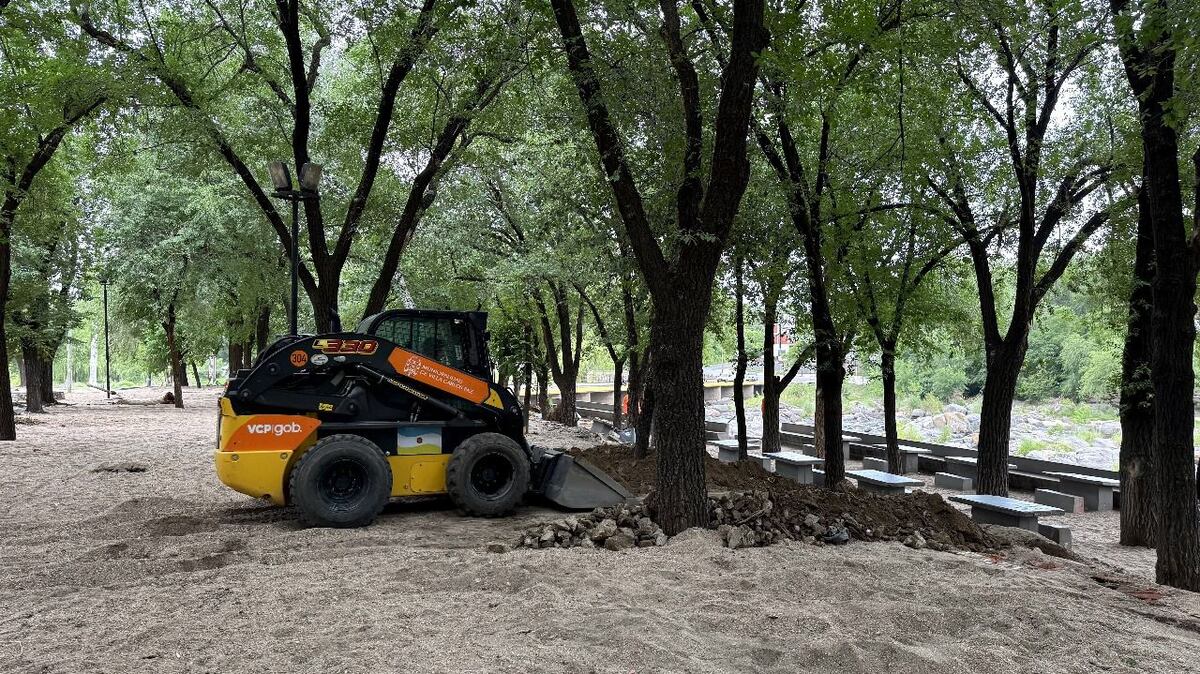 Retiran mesas y asadores de balneario en Carlos Paz (Municipalidad)