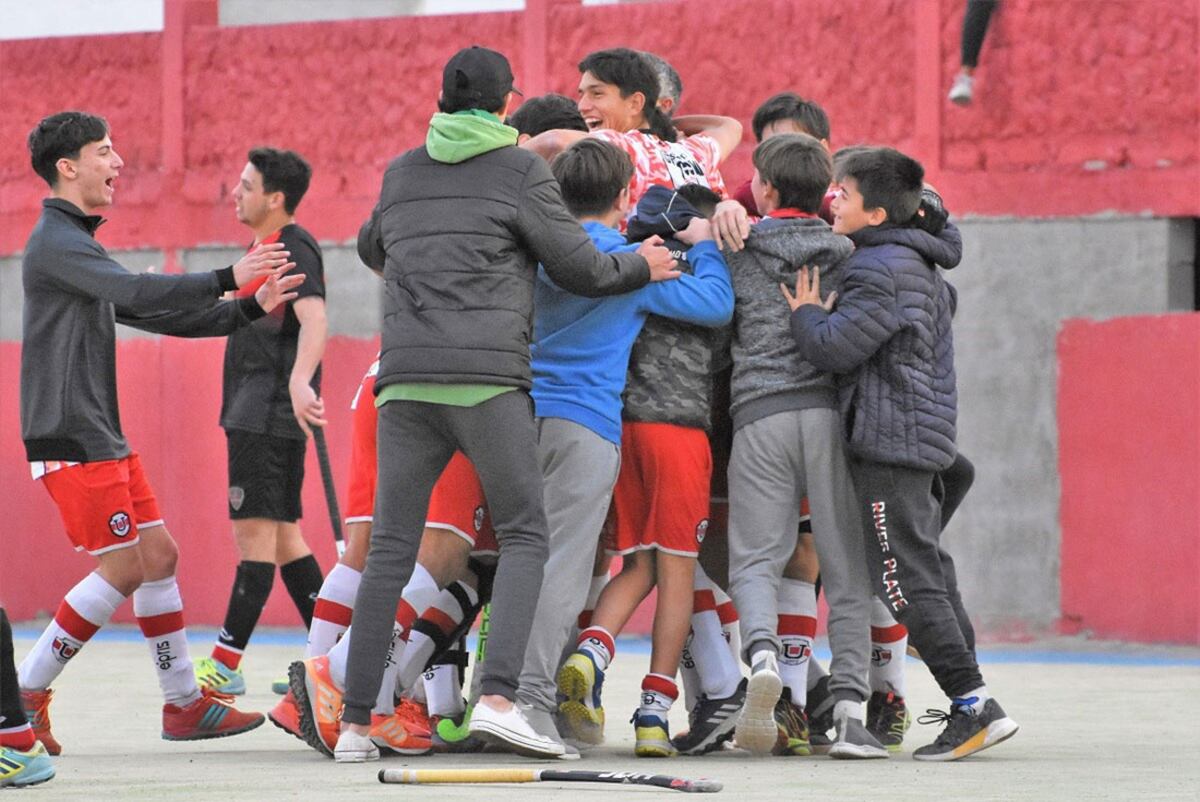 Puro festejo para Universitario, campeón del Regional A de caballeros. (Prensa Federación Cordobesa / @sacameunafotodeportes)