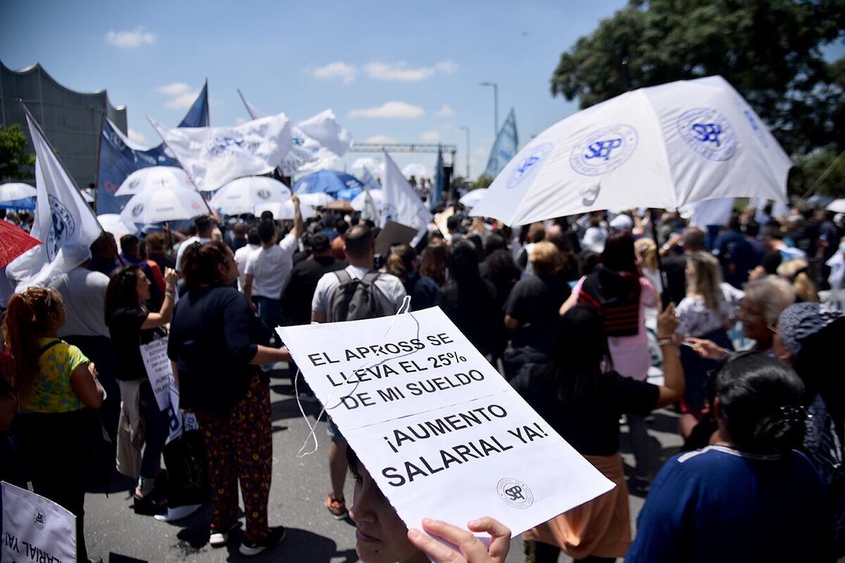 Protesta. Judiciales, bancarios, municipales y Luz y Fuerza son los más afectados por la suba de los aportes para la Caja. (La Voz / Archivo)