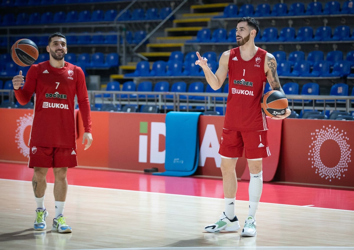 Facundo Campazzo y Luca Vildoza, los dos argentinos exNBA que son parte del Estrella Roja de Serbia. (@kkcrvenazvezda)