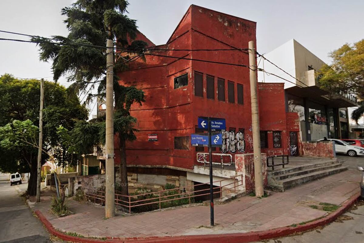 Local esquina y casa en avenida Sabattini.