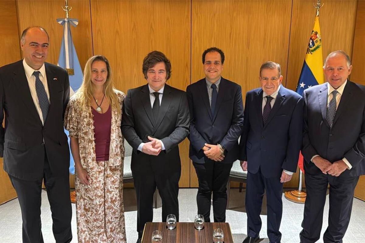 En Madrid. Milei se reunió con Edmundo González Urrutia y con uno de los cinco asilados en la embajada argentina en Caracas que fueron rescatados. (X / @EdmundoGU)
