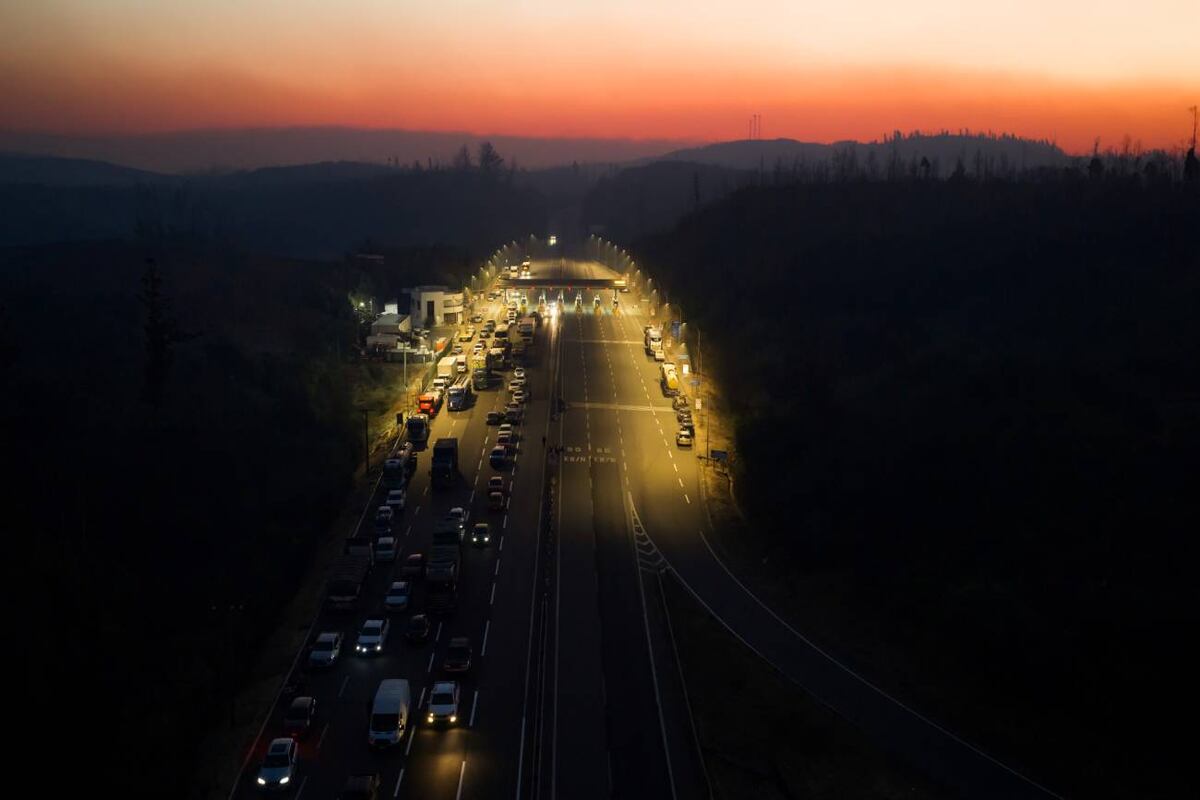 Incendios forestales cerca de Lirquen, Chile, este domingo 18 de enero de 2026. (AP / Javier Torres)