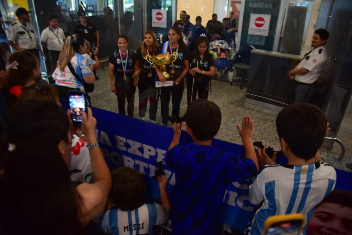 Las Murciélagas llegaron a Córdoba tras conquistar su segunda Copa del Mundo. (Javier Ferreyra / La Voz)