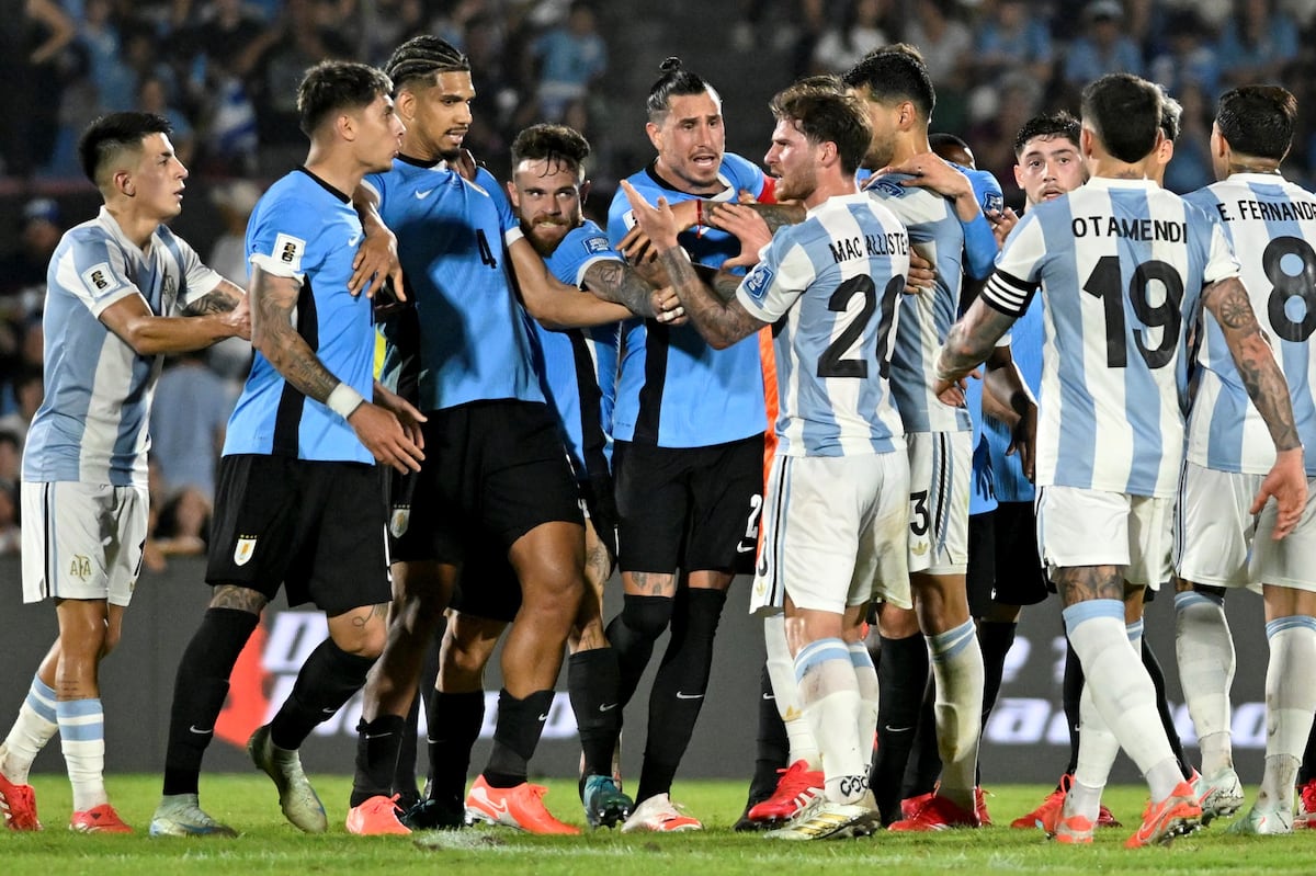 Momento caliente en Uruguay-Argentina. (AP).