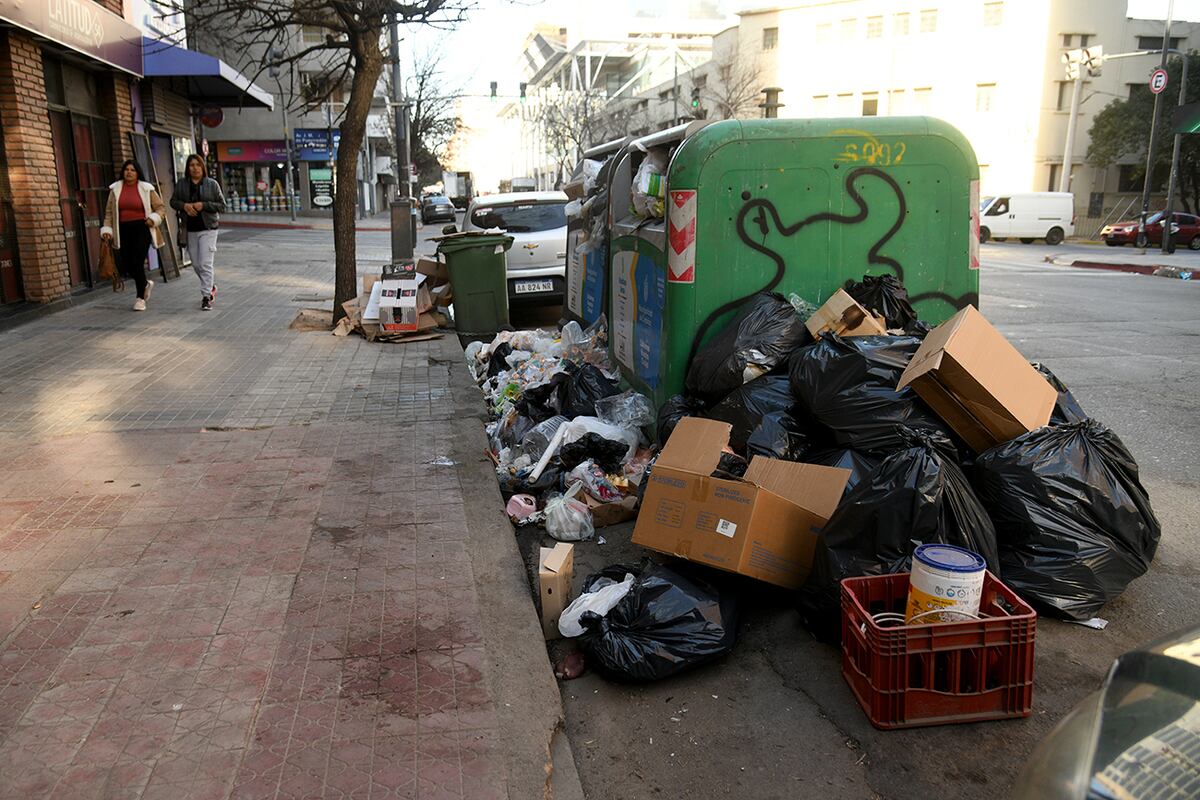 La basura se acumuló por varios días en las calles de Córdoba. (Ramiro Pereyra / La Voz)