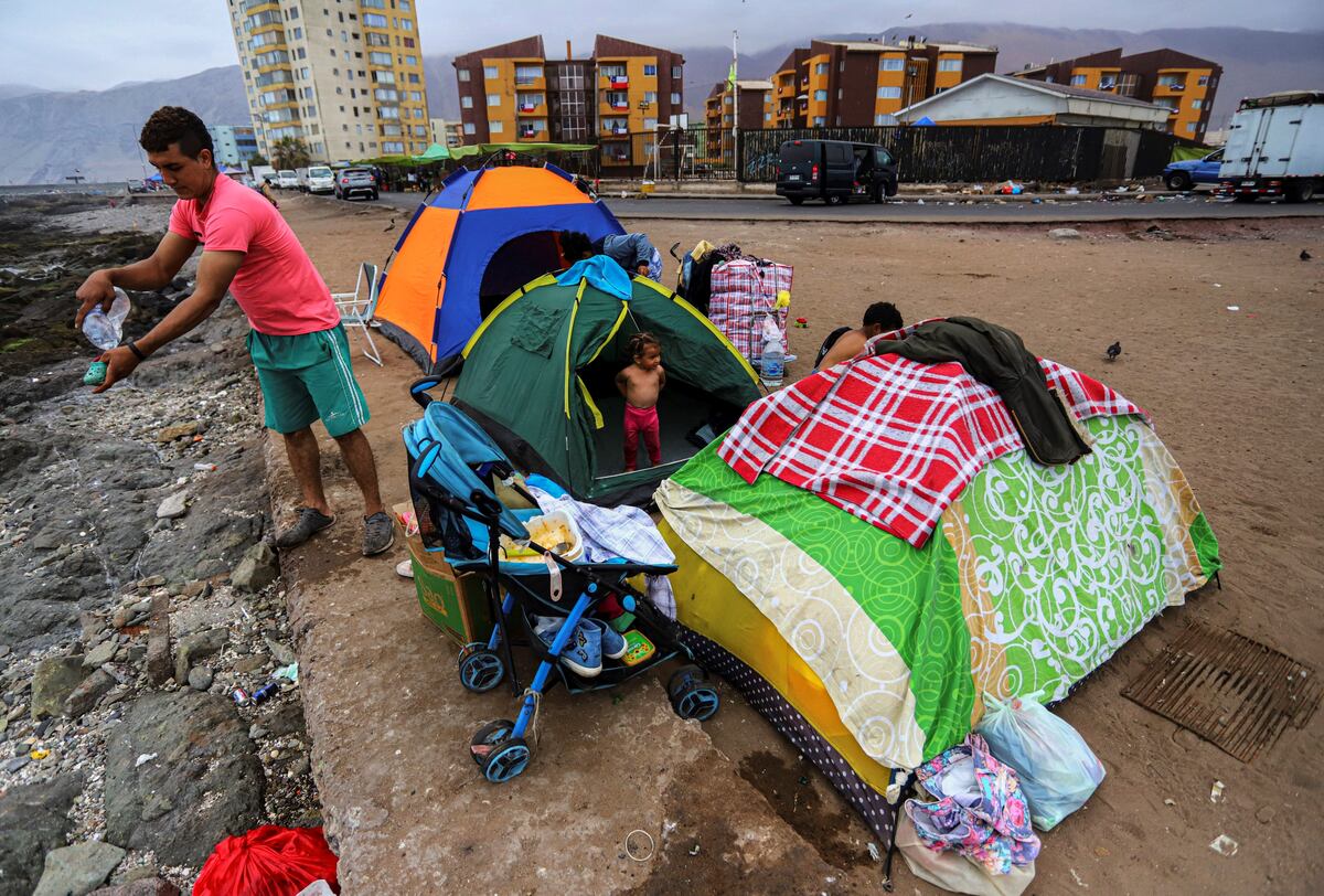 Uno de los campamenos de migrantes venezolanos en Iquique, Chile. (AP)