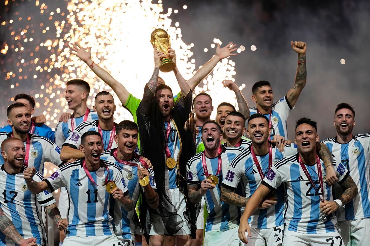 ARCHIVO - Lionel Messi, de Argentina, alza la Copa del Mundo tras vencer en la final a Francia, el 18 de diciembre de 2022, en Lusail, Qatar (AP Foto/Martin Meissner, archivo)