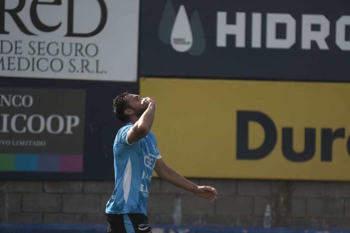 Racing de Nueva Italia empató 2-2 ante Atlanta por la fecha 29 de la Primera Nacional. (Federico López Claro / La Voz)